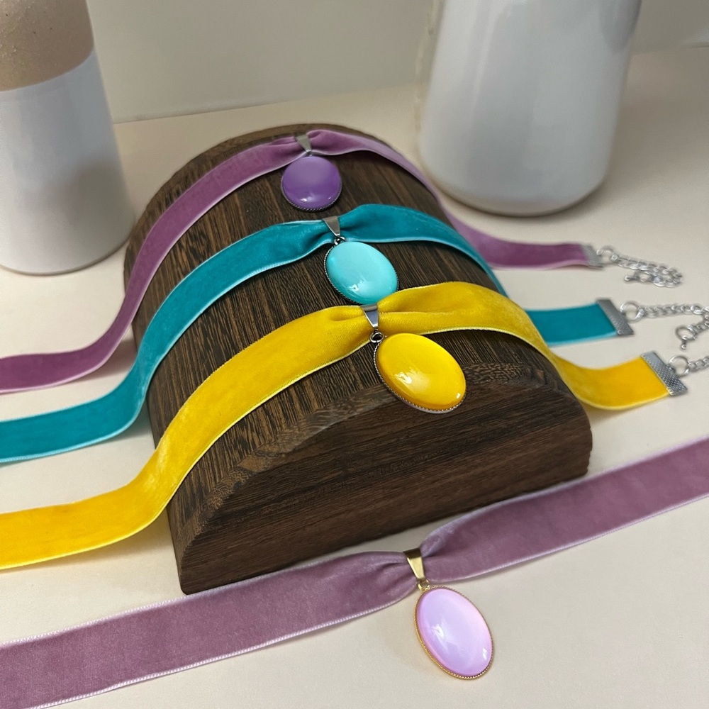 Handmade Po-Of-Color Statement Velvet Choker: Retro Choker Resin Pendant - Picture 11 of 16